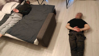 Oszukał 76-latkę na 110 tysięcy. ,,Odbierak” i jego kolega wpadli z narkotykami.