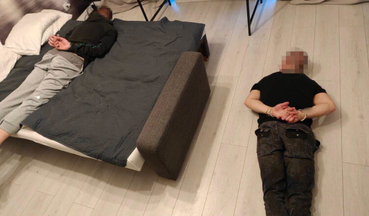 Oszukał 76-latkę na 110 tysięcy. ,,Odbierak” i jego kolega wpadli z narkotykami.