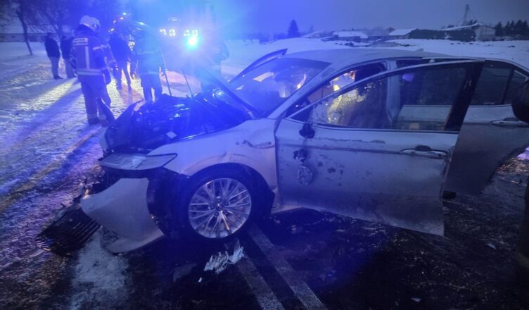 Policjantka po służbie ruszyła na pomoc kierowcy, który pijany uderzył w drzewo