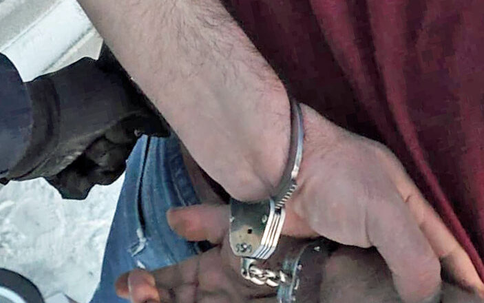 Agresywny 37-latek z nożem zatrzymany. Odpowie za znęcanie się nad rodzicami