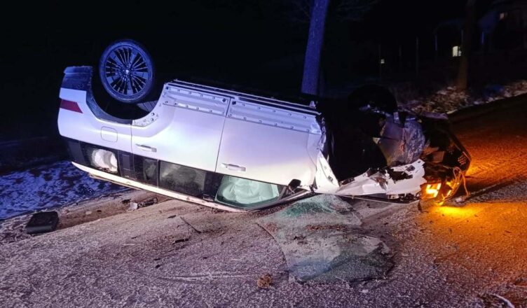 Na łuku osobówka wypadła z drogi i dachowała. Trzy osoby trafiły do szpitala.