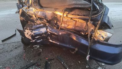 Groźnie na drodze pod Przasnyszem. Honda na przeciwnym pasie zderzyła się z TIR-em