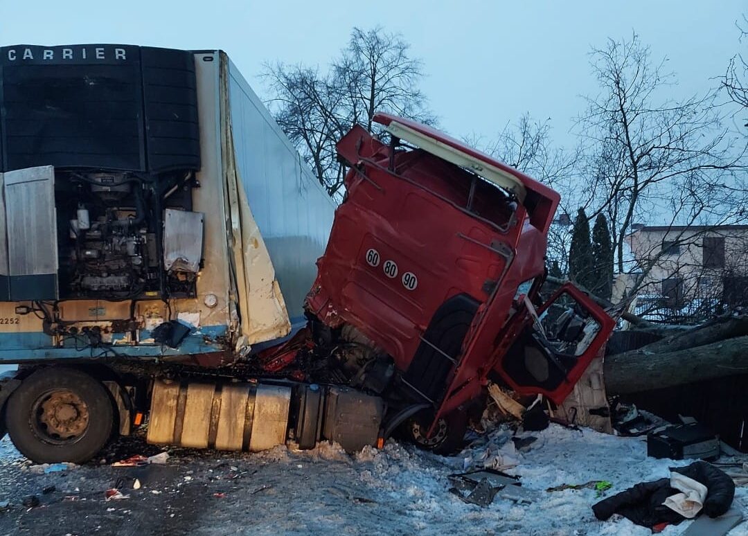 Wypadek ciężarówki na DK63. Ranny 32-latek