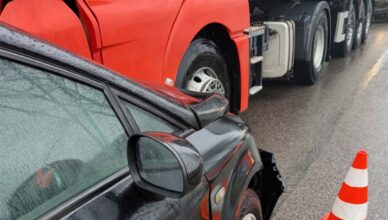 Zderzenie ciężarówki z osobówką. Jedna osoba ranna.