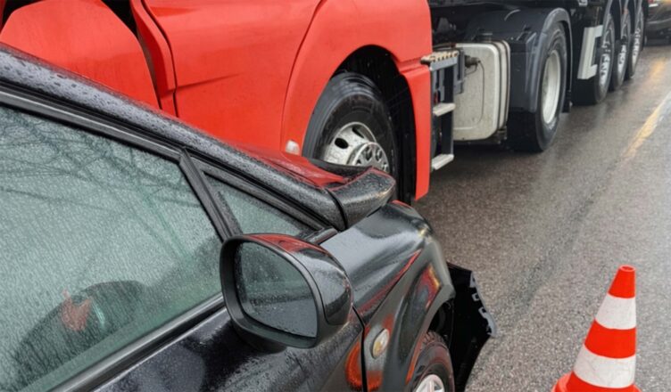 Zderzenie ciężarówki z osobówką. Jedna osoba ranna.