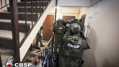 Rozbicie narkotykowego układu w Warszawie. Wśród zatrzymanych pseudokibice.