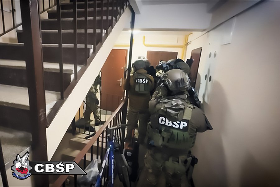 Rozbicie narkotykowego układu w Warszawie. Wśród zatrzymanych pseudokibice.