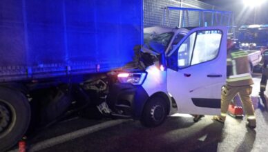 Groźne zderzenie na trasie. Bus wbił się w tył ciężarówki.