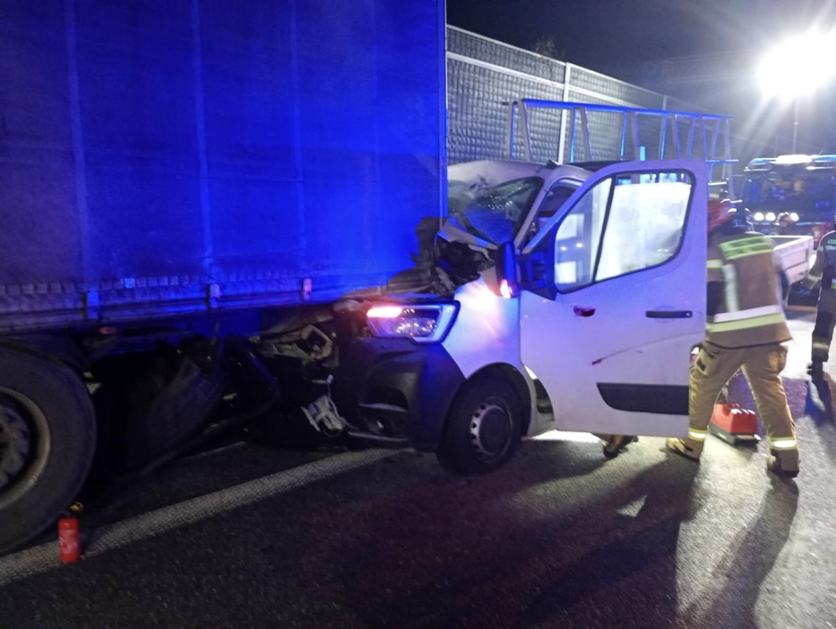 Groźne zderzenie na trasie. Bus wbił się w tył ciężarówki.
