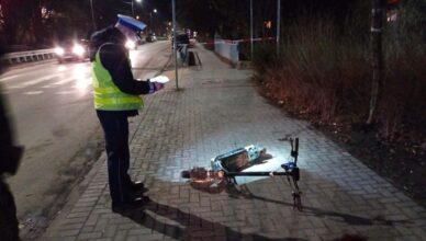 17-latek który na hulajnodze elektrycznej uderzył w znak drogowy trafił do szpitala