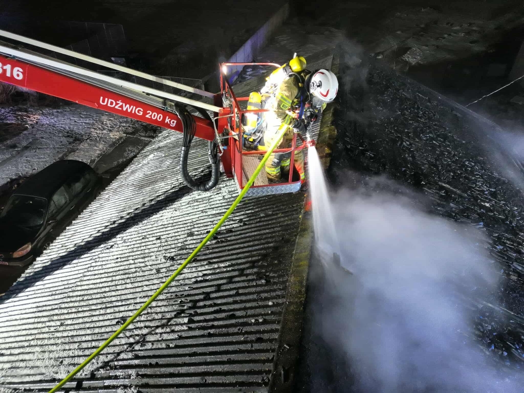 Pożar w Elżbietowie. Ogień pochłonął budynek gospodarczy. Walka o ocalenie domu mieszkalnego