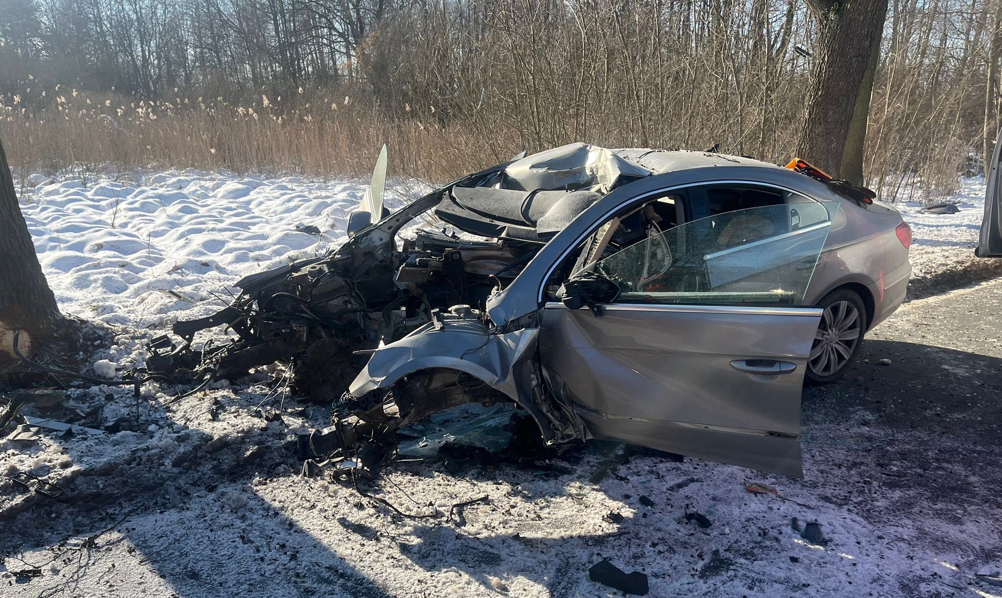 Tragiczny wypadek na DW 632. Samochód uderzył w drzewo – kierowca zginął na miejscu