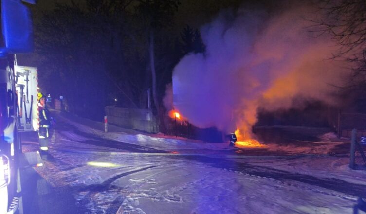 Nocny pożar przy DK92. Płomienie strawiły kontener biurowy w Paprotni