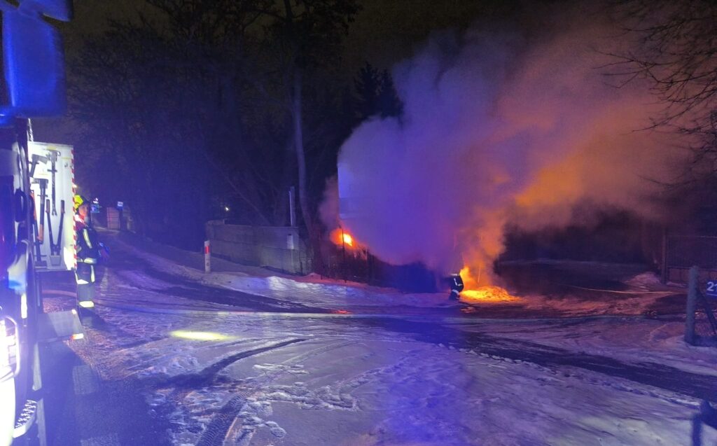 Nocny pożar przy DK92. Płomienie strawiły kontener biurowy w Paprotni