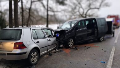 Tragiczny wypadek w Prabutach. Czołowe zderzenie na oblodzonej drodze – jedna osoba nie żyje, pięć rannych