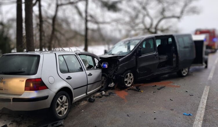 Tragiczny wypadek w Prabutach. Czołowe zderzenie na oblodzonej drodze – jedna osoba nie żyje, pięć rannych
