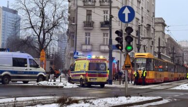Poranny paraliż w centrum Warszawy. Zderzenie dwóch tramwajów, sześć osób w szpitalu