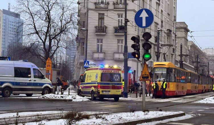 Poranny paraliż w centrum Warszawy. Zderzenie dwóch tramwajów, sześć osób w szpitalu
