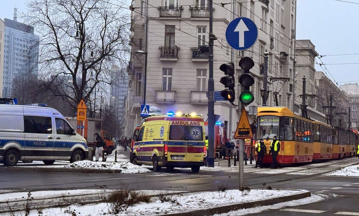 Poranny paraliż w centrum Warszawy. Zderzenie dwóch tramwajów, sześć osób w szpitalu