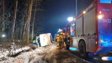 Dramatyczny poranek na DK-62. Autobus z 31 osobami przewrócił się w lesie