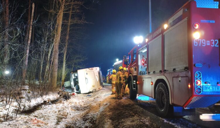 Dramatyczny poranek na DK-62. Autobus z 31 osobami przewrócił się w lesie