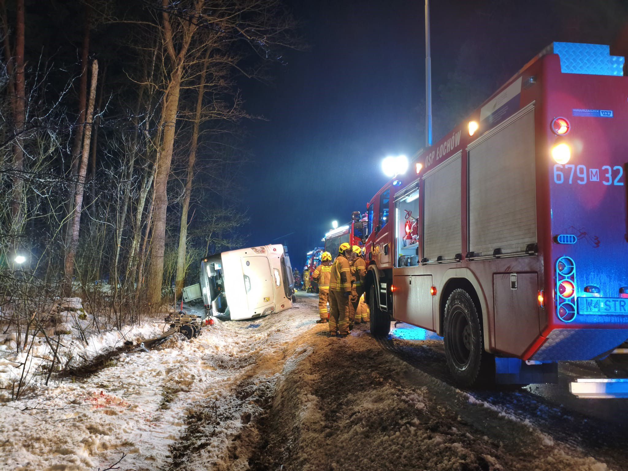 Dramatyczny poranek na DK-62. Autobus z 31 osobami przewrócił się w lesie