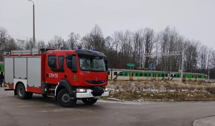 Dramat na peronie. 17-latek pomagał kobiecie z wózkiem – dziś walczy o życie