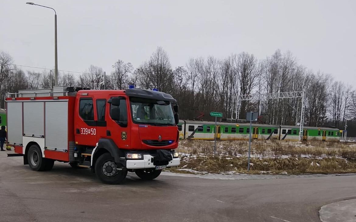 Dramat na peronie. 17-latek pomagał kobiecie z wózkiem – dziś walczy o życie