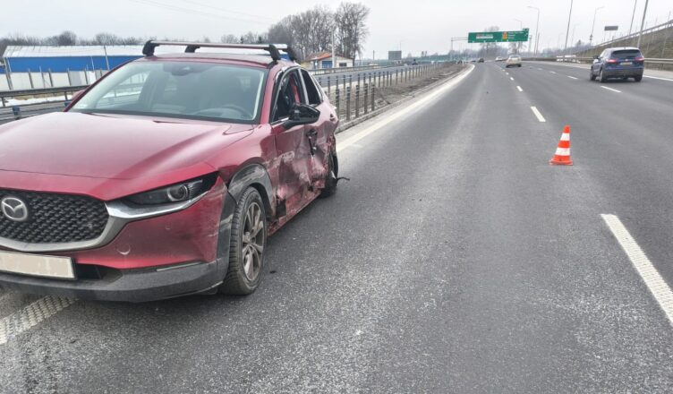 Zderzenie w Kazuniu Nowym. Rozbite auta i interwencja trzech zastępów straży pożarnej