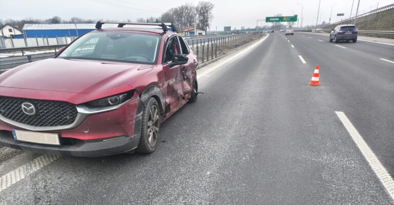 Zderzenie w Kazuniu Nowym. Rozbite auta i interwencja trzech zastępów straży pożarnej