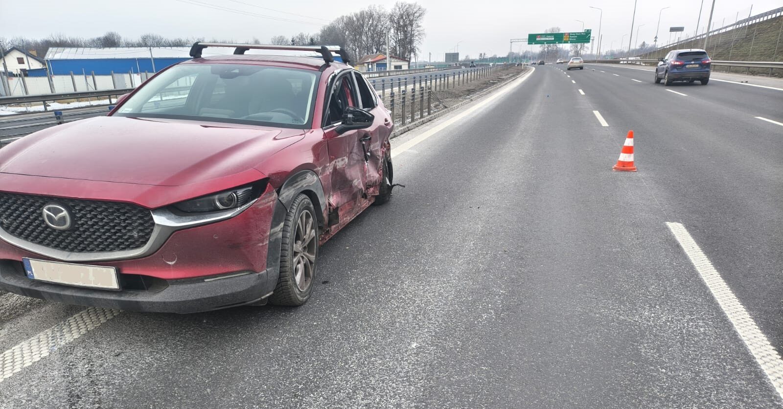 Zderzenie w Kazuniu Nowym. Rozbite auta i interwencja trzech zastępów straży pożarnej