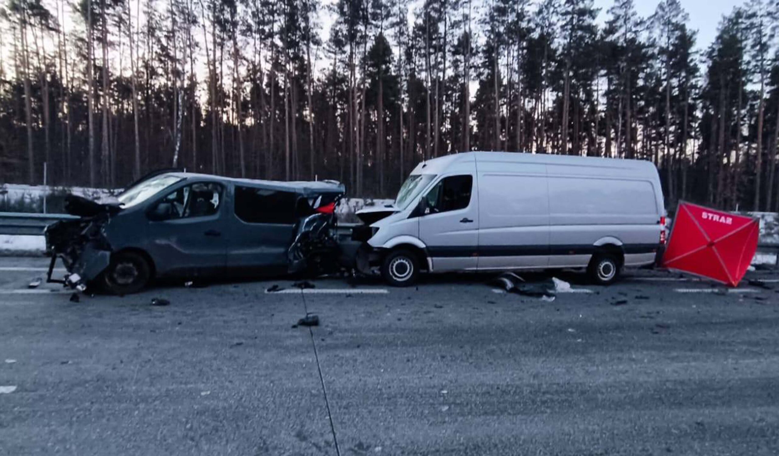 Tragiczny poranek na S8. Dwie osoby nie żyją po serii zderzeń busów i ciężarówki