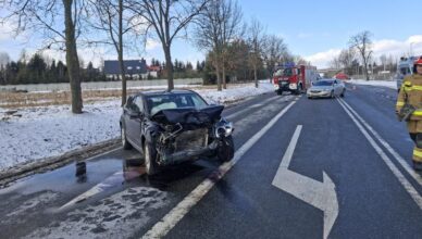 Groźny wypadek w Ujrzanowie. Trzy samochody rozbite, droga całkowicie zablokowana