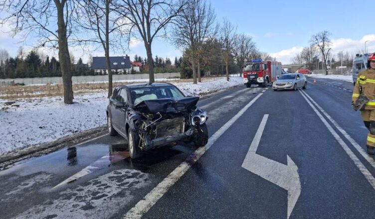 Groźny wypadek w Ujrzanowie. Trzy samochody rozbite, droga całkowicie zablokowana