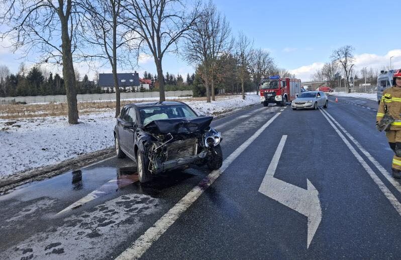 Groźny wypadek w Ujrzanowie. Trzy samochody rozbite, droga całkowicie zablokowana