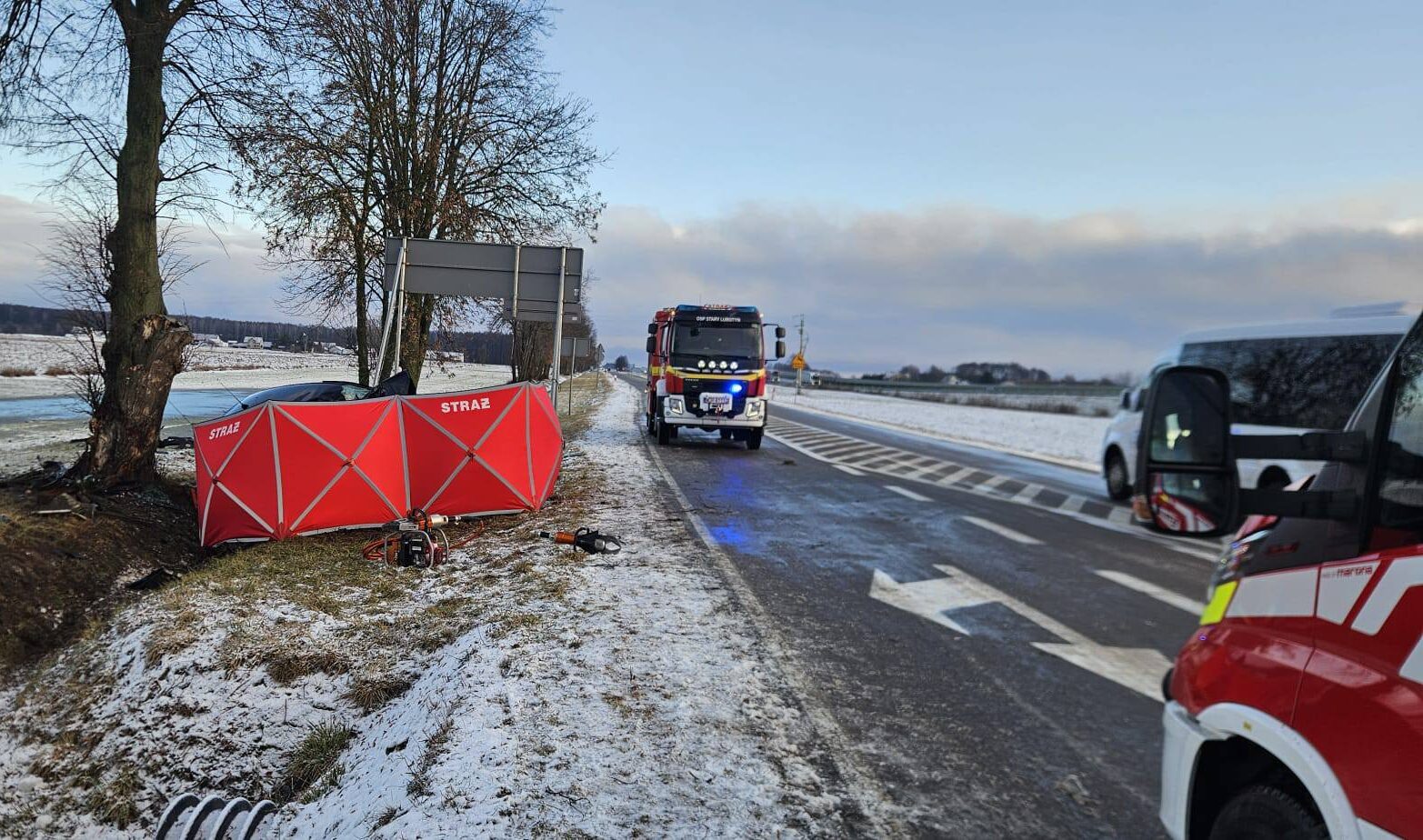 Śmiertelny wypadek na DW 677. Osobówka roztrzaskała się o drzewo – kierowca nie żyje