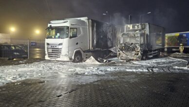 Płonący TIR na parkingu w Turzynie. Ogień w kilka minut objął kabinę i naczepę