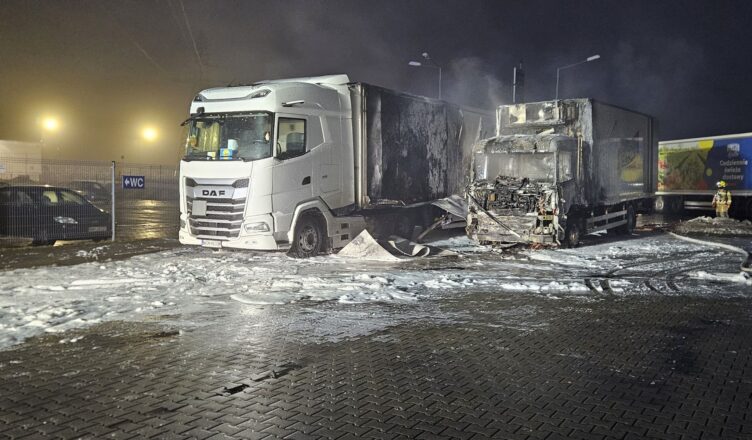 Płonący TIR na parkingu w Turzynie. Ogień w kilka minut objął kabinę i naczepę