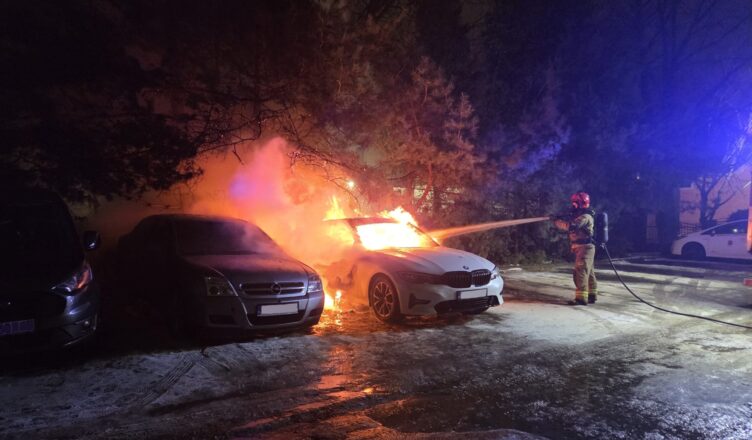 Wieczorny pożar samochodów w Nowym Dworze Mazowieckim. Ogień trawił zaparkowane auta