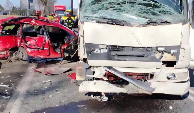 Tragedia na DK60. Nie żyje dziecko po czołowym zderzeniu z ciężarówką