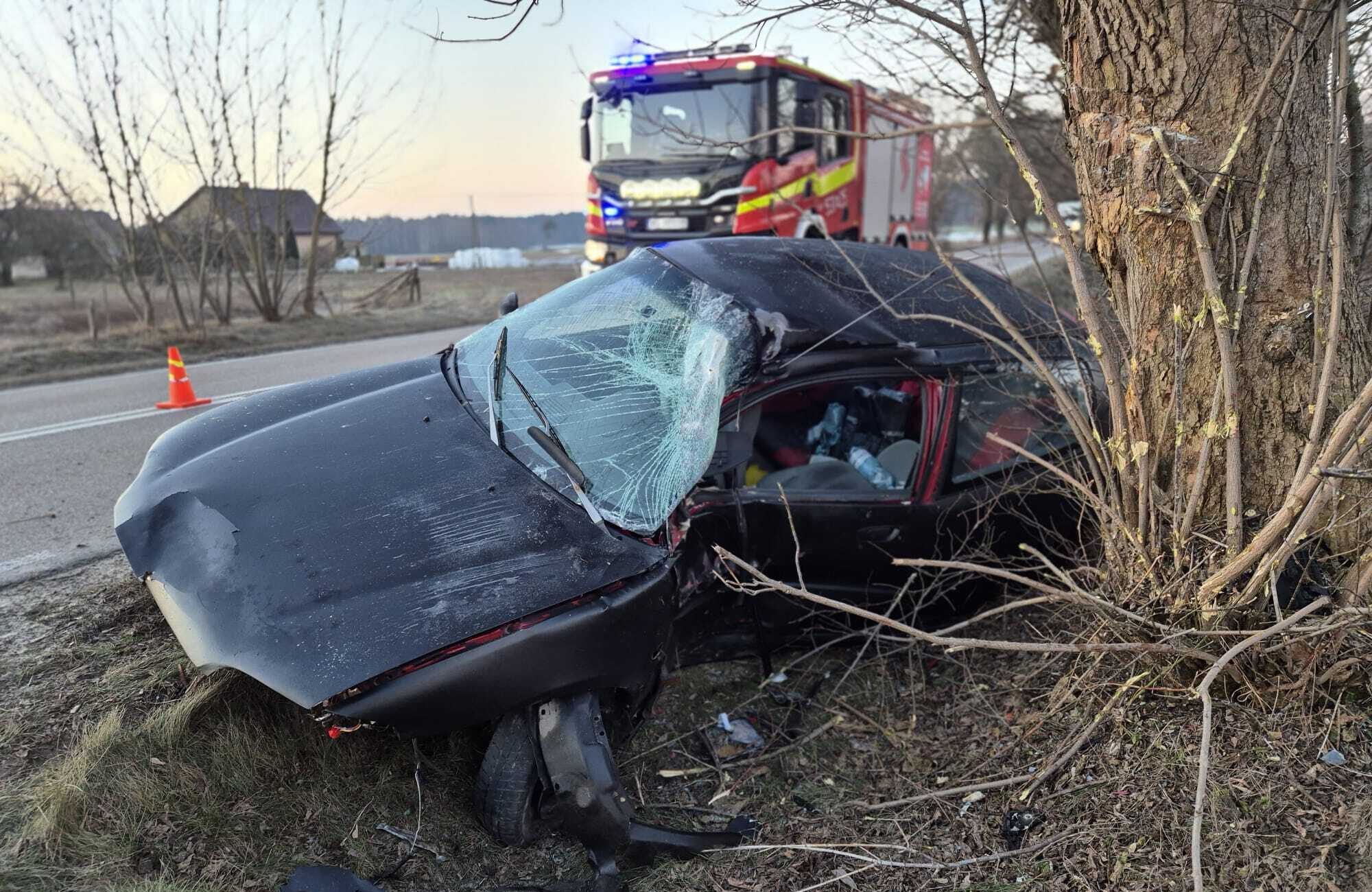 Groźny wypadek w Psucinie. Samochód z impetem uderzył w drzewo – jedna osoba trafiła do szpitala