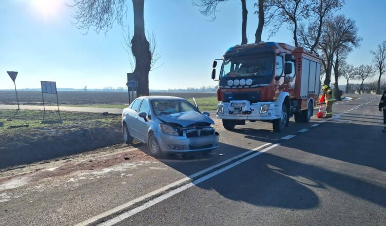 Poranny wypadek w gminie Naruszewo. Samochód uderzył w drzewo, dwie osoby w szpitalu.