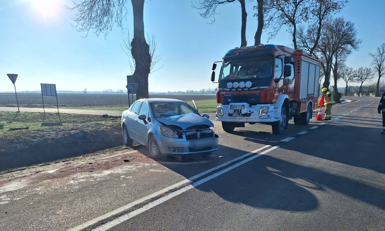 Poranny wypadek w gminie Naruszewo. Samochód uderzył w drzewo, dwie osoby w szpitalu.