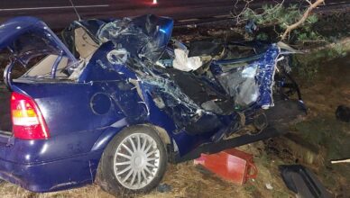 Dramatyczny wypadek na krajowej „61”. Osobówka zmiażdżona po zderzeniu z ciężarówką