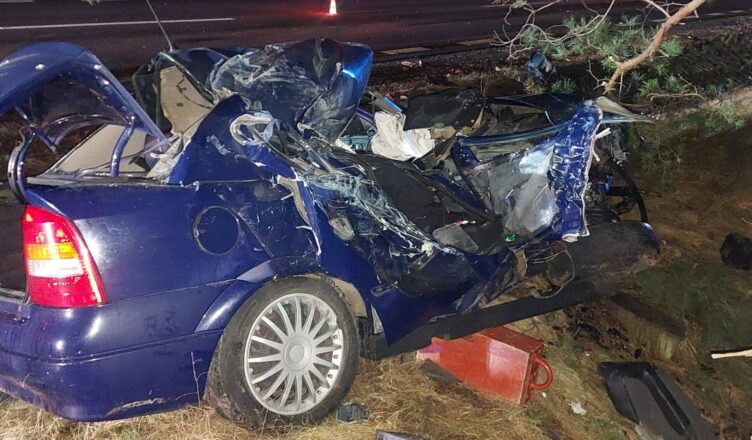 Dramatyczny wypadek na krajowej „61”. Osobówka zmiażdżona po zderzeniu z ciężarówką