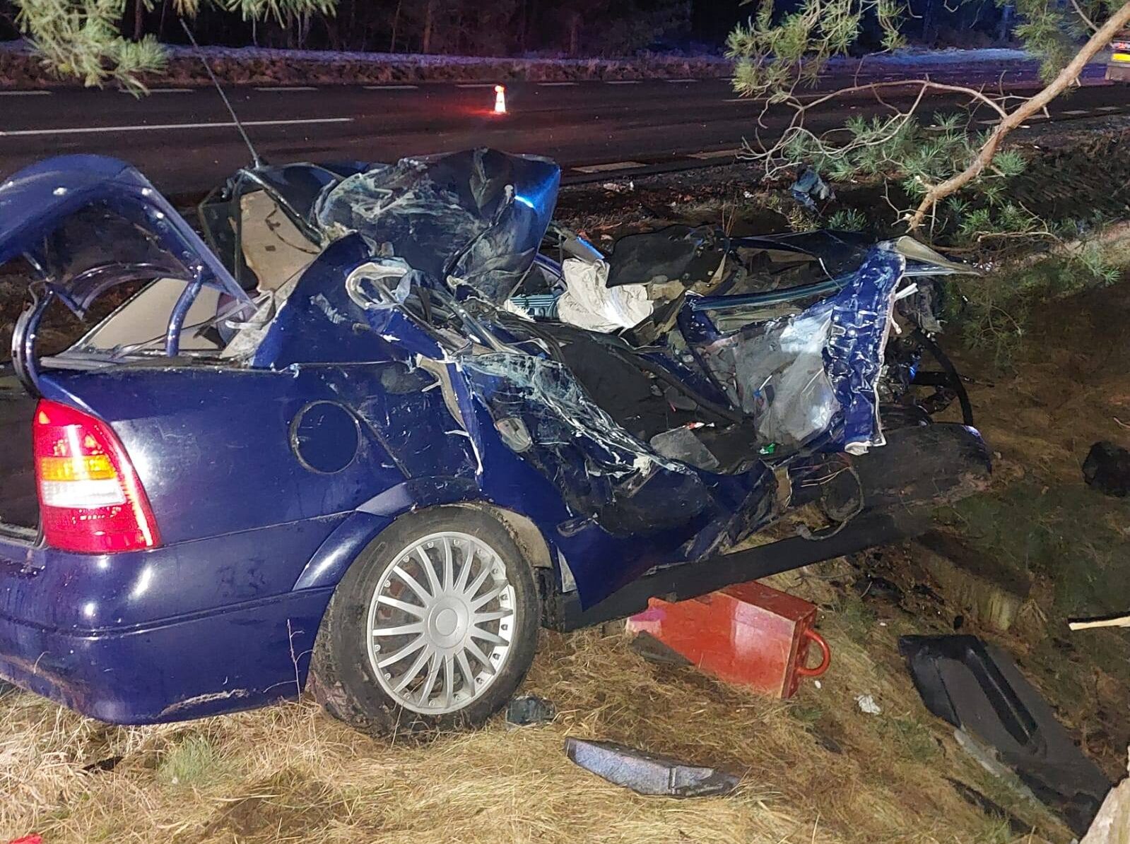 Dramatyczny wypadek na krajowej „61”. Osobówka zmiażdżona po zderzeniu z ciężarówką