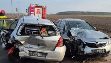 Poranny wypadek w Zakroczymiu. Strażacy musieli użyć narzędzi hydraulicznych