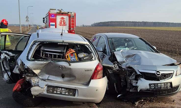 Poranny wypadek w Zakroczymiu. Strażacy musieli użyć narzędzi hydraulicznych