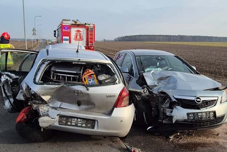 Poranny wypadek w Zakroczymiu. Strażacy musieli użyć narzędzi hydraulicznych