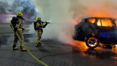 Nocny dramat na parkingu w Nowym Dworze Mazowieckim. Dwa samochody stanęły w płomieniach